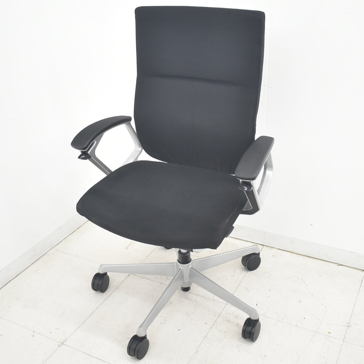 【中古】オカムラ　デューク　固定肘　ランバーサポート　シルバー脚　ブラック　2026033104【中古オフィス家具】