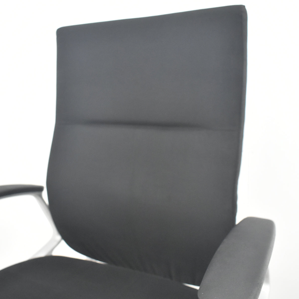 【中古】オカムラ　デューク　固定肘　ランバーサポート　シルバー脚　ブラック　2026033104【中古オフィス家具】