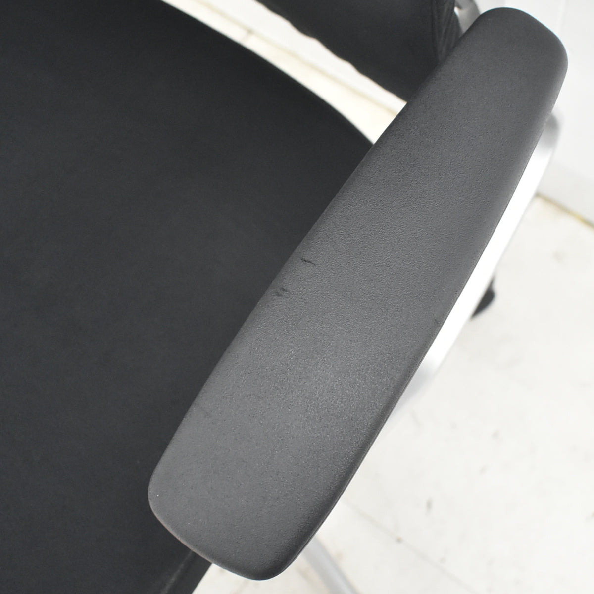 【中古】オカムラ　デューク　固定肘　ランバーサポート　シルバー脚　ブラック　2026033104【中古オフィス家具】