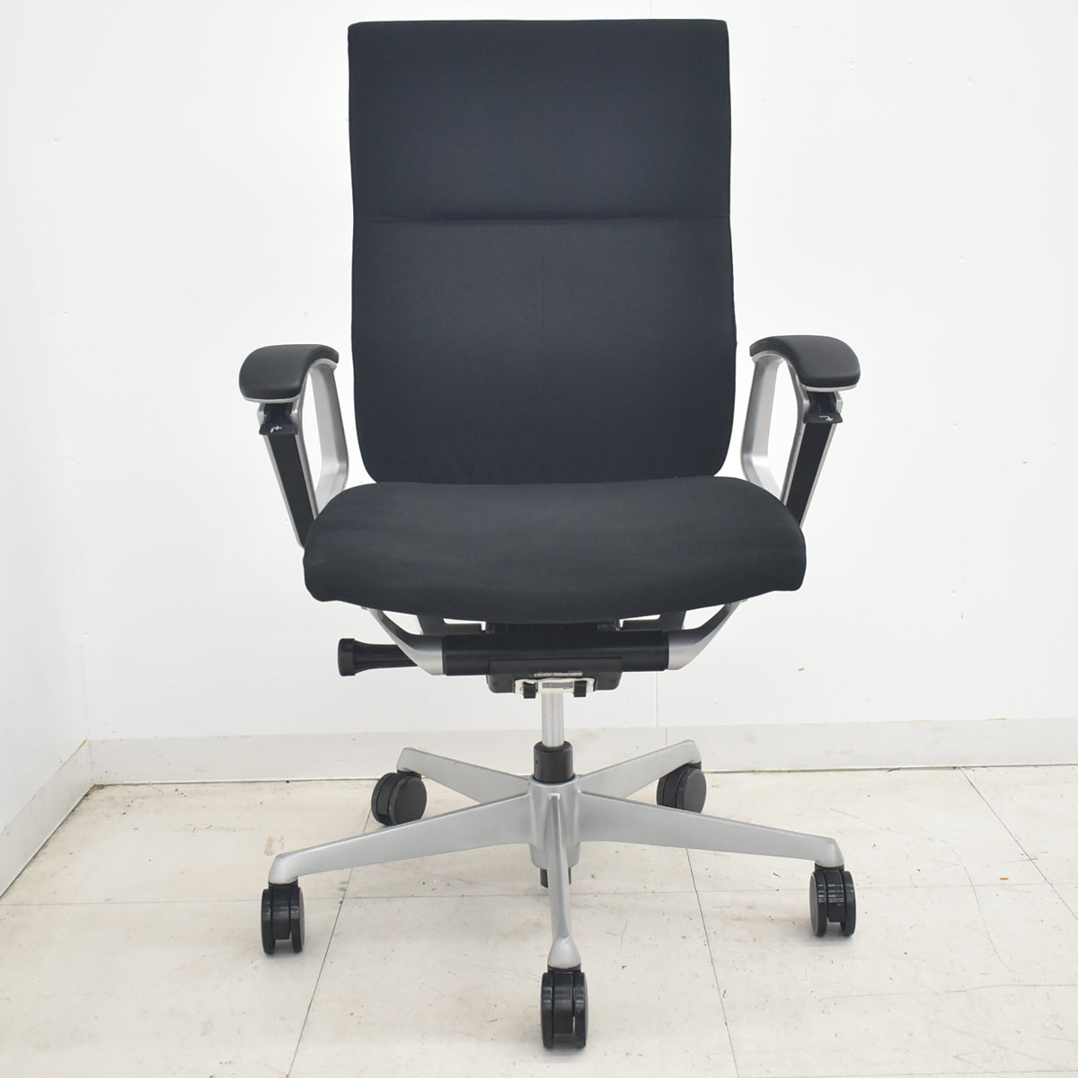 【中古】オカムラ　デューク　固定肘　ランバーサポート　シルバー脚　ブラック　2026033104【中古オフィス家具】