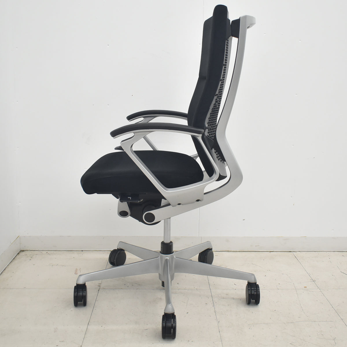 【中古】オカムラ　デューク　固定肘　ランバーサポート　シルバー脚　ブラック　2026033104【中古オフィス家具】