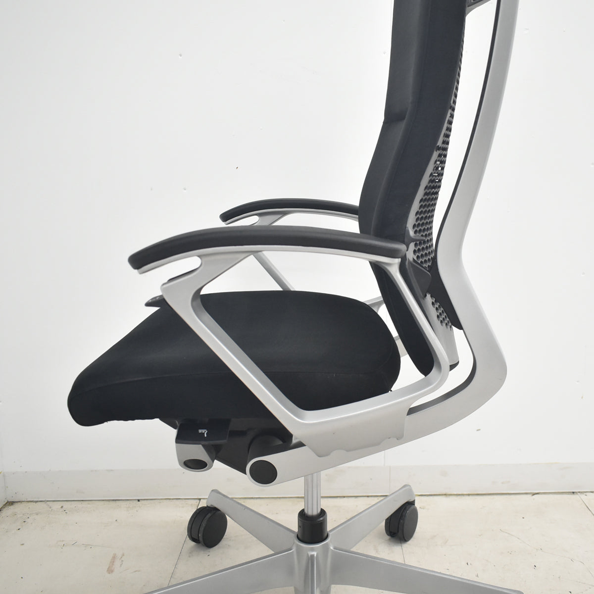 【中古】オカムラ　デューク　固定肘　ランバーサポート　シルバー脚　ブラック　2026033104【中古オフィス家具】