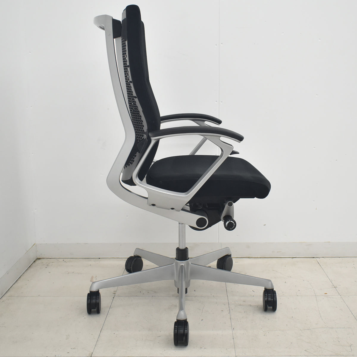 【中古】オカムラ　デューク　固定肘　ランバーサポート　シルバー脚　ブラック　2026033104【中古オフィス家具】