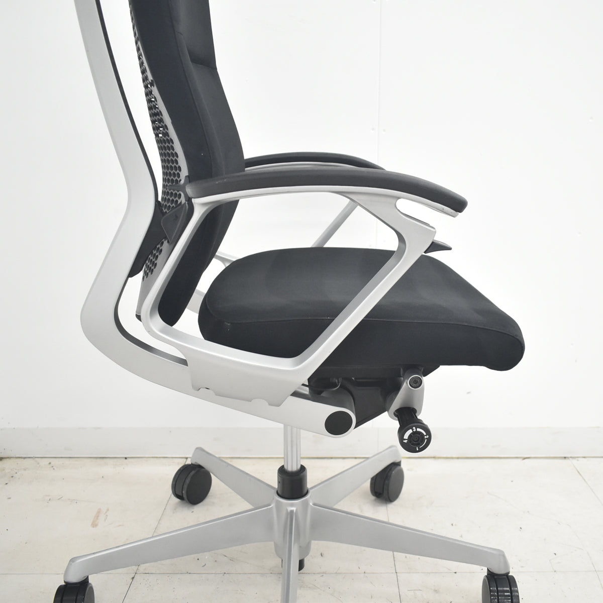 【中古】オカムラ　デューク　固定肘　ランバーサポート　シルバー脚　ブラック　2026033104【中古オフィス家具】
