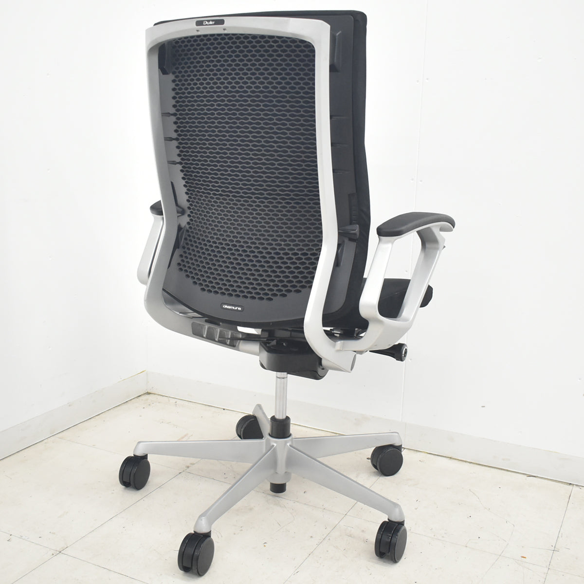 【中古】オカムラ　デューク　固定肘　ランバーサポート　シルバー脚　ブラック　2026033104【中古オフィス家具】