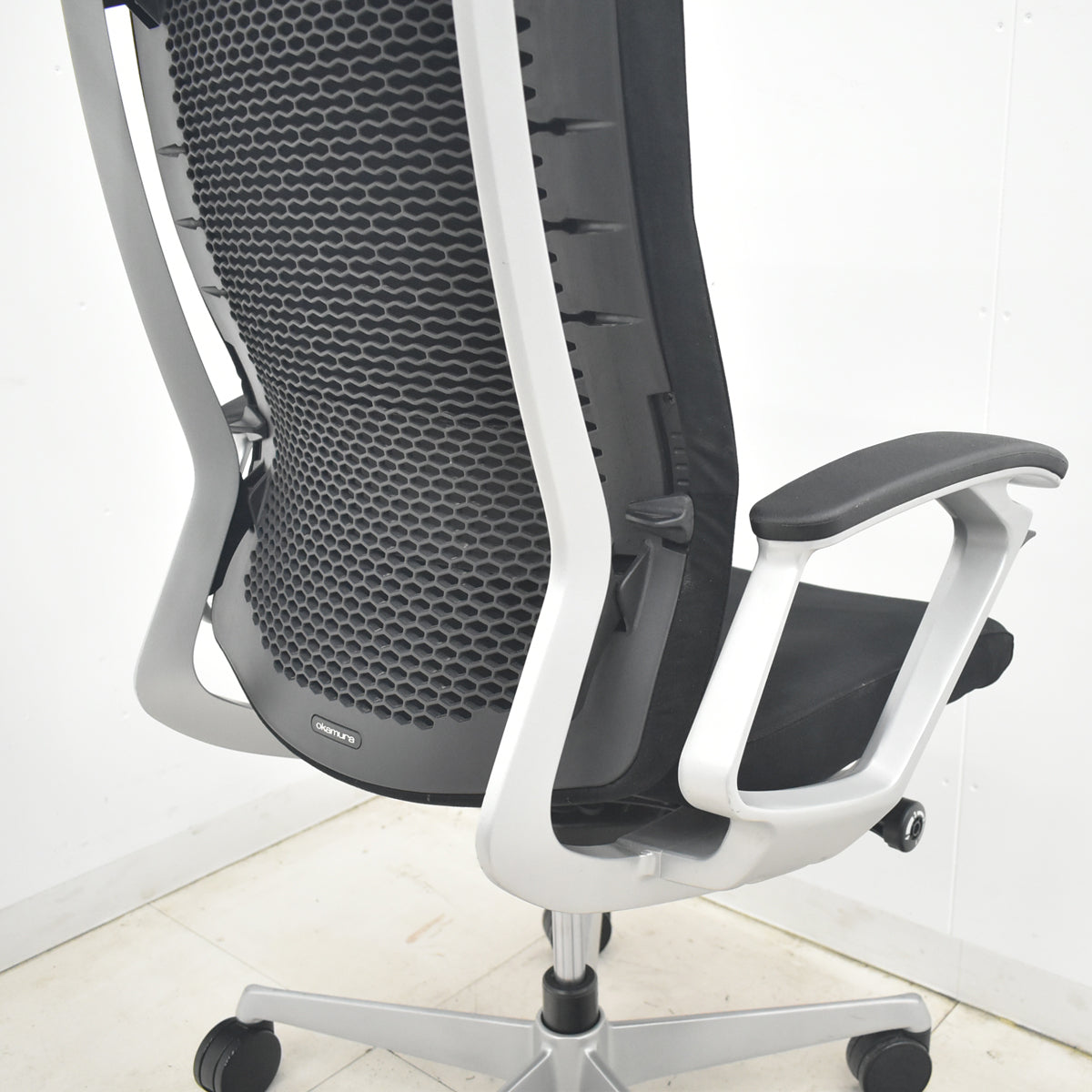 【中古】オカムラ　デューク　固定肘　ランバーサポート　シルバー脚　ブラック　2026033104【中古オフィス家具】