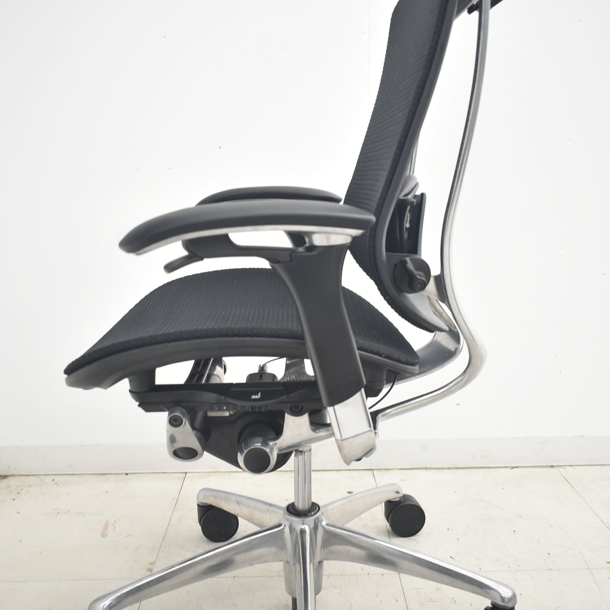 【中古】オカムラ　コンテッサ　ヘッドレスト　可動肘（肘パッド新品）ランバーサポート　ポリッシュ　ブラック　2026033105【中古オフィス家具】