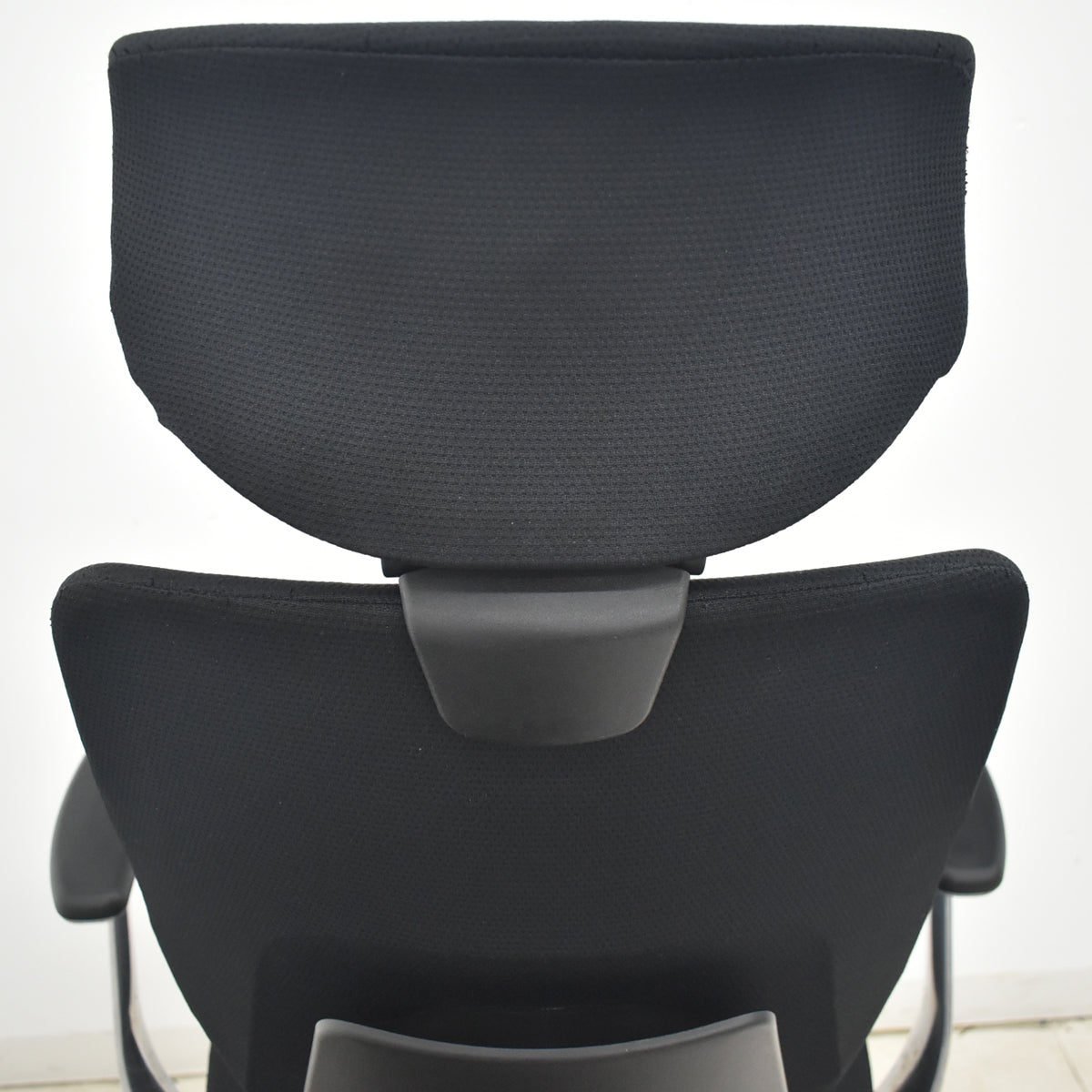【中古】コクヨ　イング　バーチカルタイプ　ヘッドレスト　固定肘　ポリッシュ　ブラック　2026040102【中古オフィス家具】