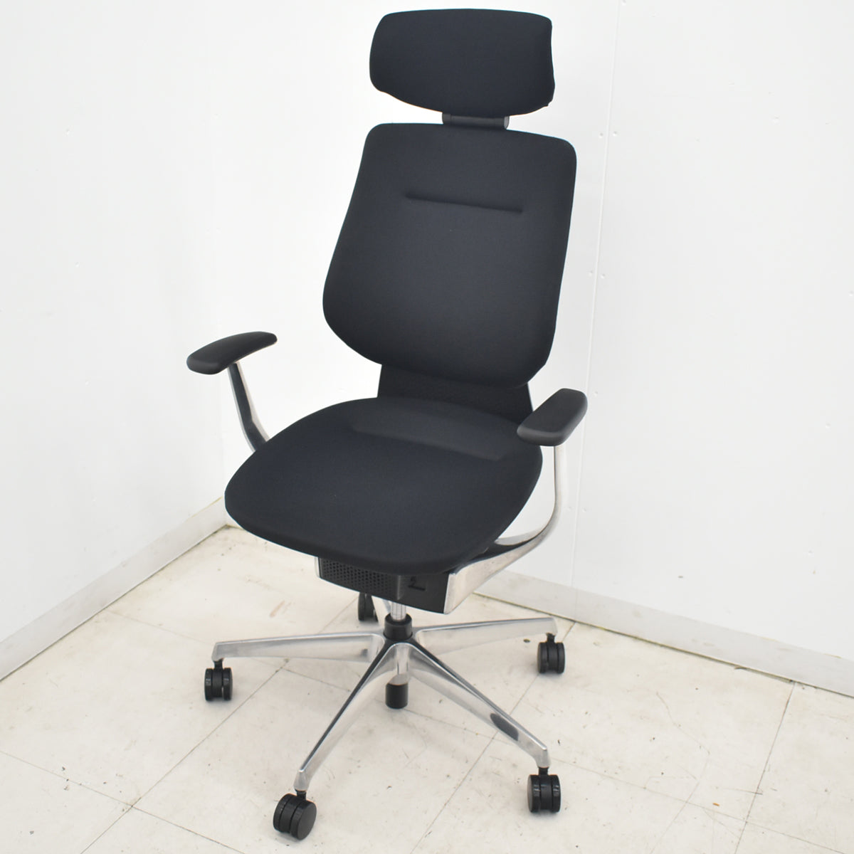 【中古】コクヨ　イング　バーチカルタイプ　ヘッドレスト　固定肘　ポリッシュ　ブラック　2026040102【中古オフィス家具】