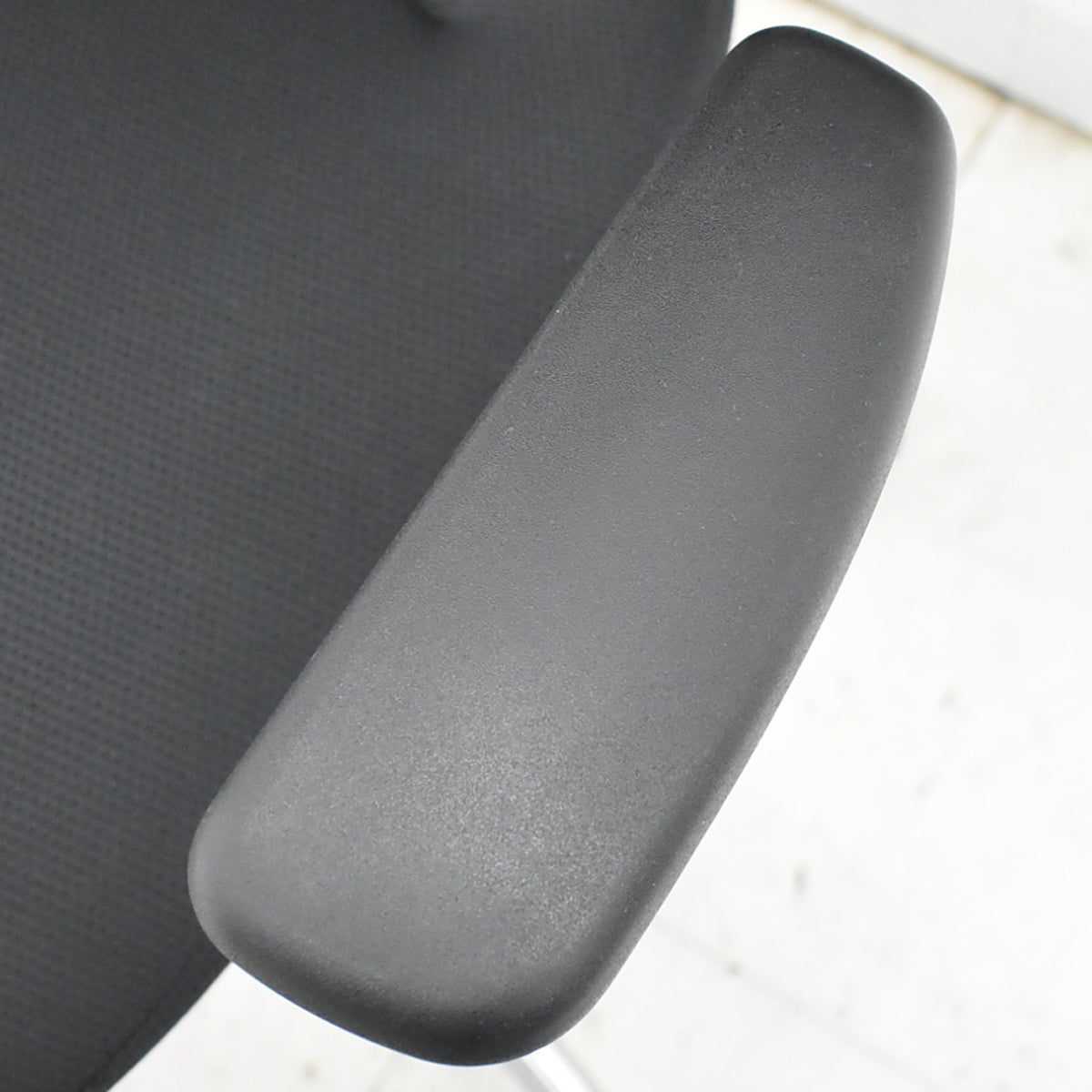 【中古】コクヨ　イング　バーチカルタイプ　ヘッドレスト　固定肘　ポリッシュ　ブラック　2026040102【中古オフィス家具】