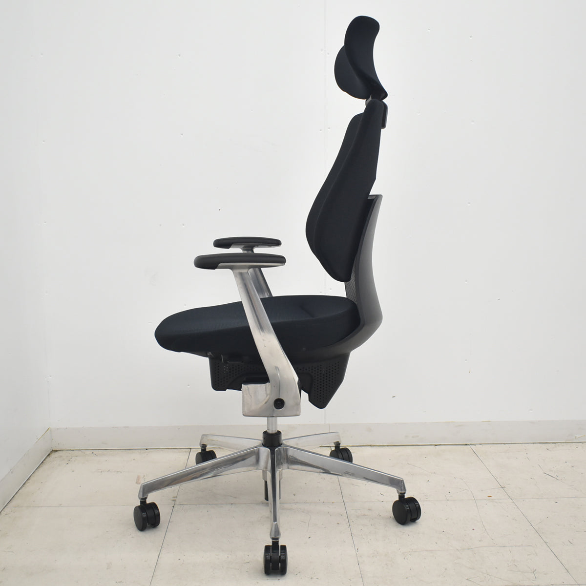 【中古】コクヨ　イング　バーチカルタイプ　ヘッドレスト　固定肘　ポリッシュ　ブラック　2026040102【中古オフィス家具】