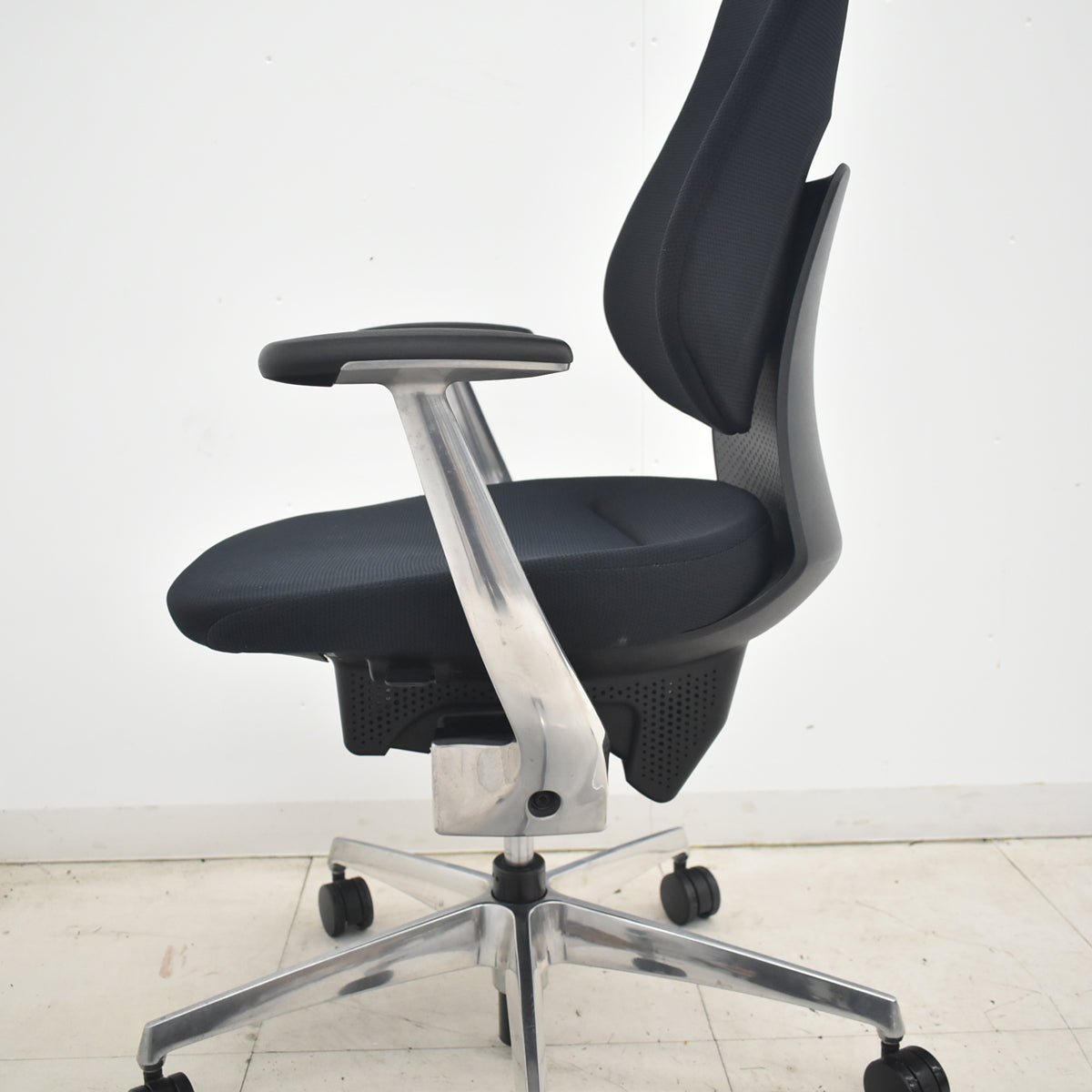 【中古】コクヨ　イング　バーチカルタイプ　ヘッドレスト　固定肘　ポリッシュ　ブラック　2026040102【中古オフィス家具】