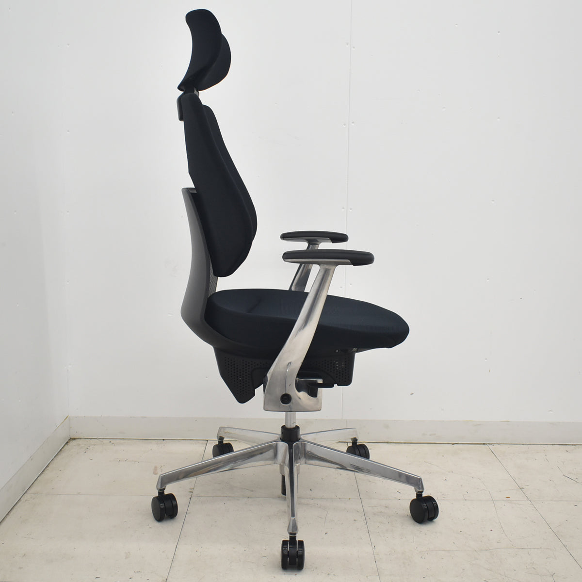 【中古】コクヨ　イング　バーチカルタイプ　ヘッドレスト　固定肘　ポリッシュ　ブラック　2026040102【中古オフィス家具】