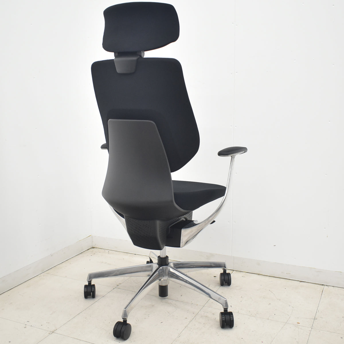 【中古】コクヨ　イング　バーチカルタイプ　ヘッドレスト　固定肘　ポリッシュ　ブラック　2026040102【中古オフィス家具】