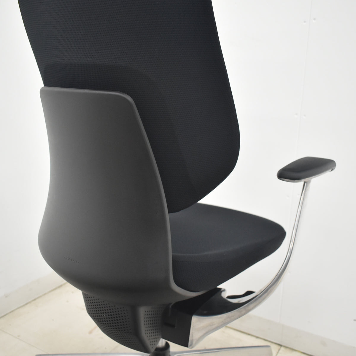 【中古】コクヨ　イング　バーチカルタイプ　ヘッドレスト　固定肘　ポリッシュ　ブラック　2026040102【中古オフィス家具】