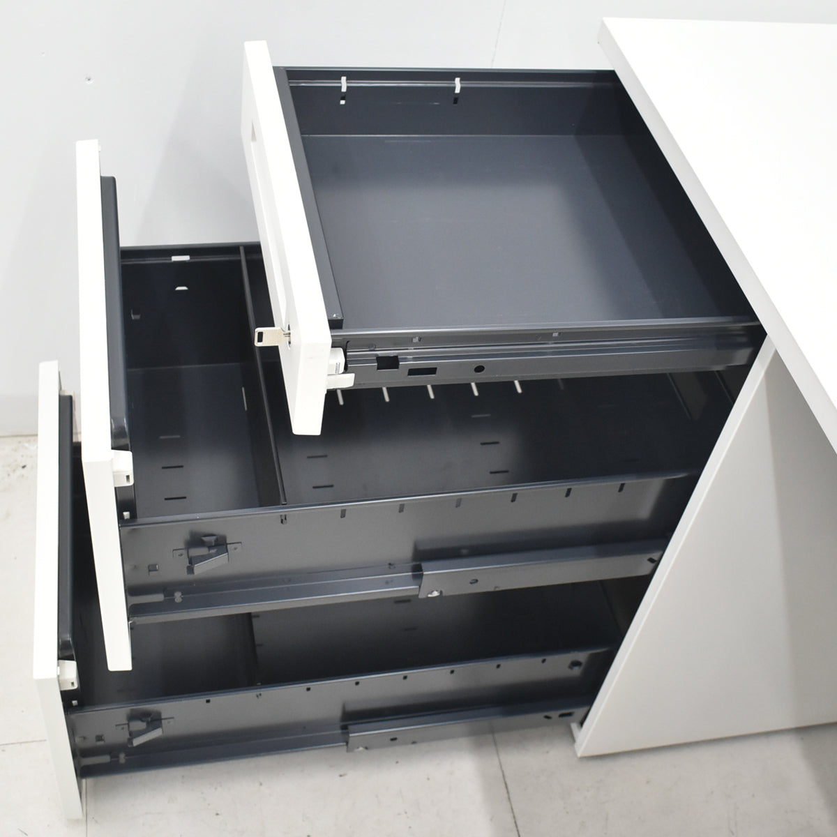 【中古】[難有]イトーキ　CZRシリーズ　両袖机　幅1400×奥行700×高さ（全高）700（mm）　2026040702【中古オフィス家具】