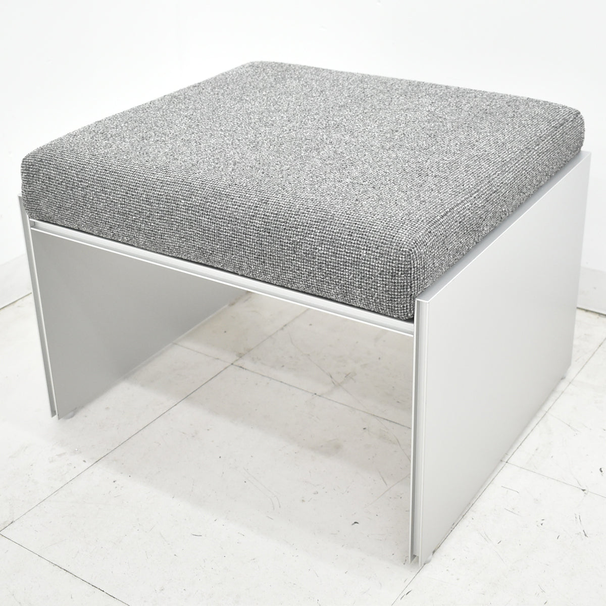 【中古】カッシーナ・イクスシー　エアフレーム　スツール　幅580　2026040803【中古オフィス家具】