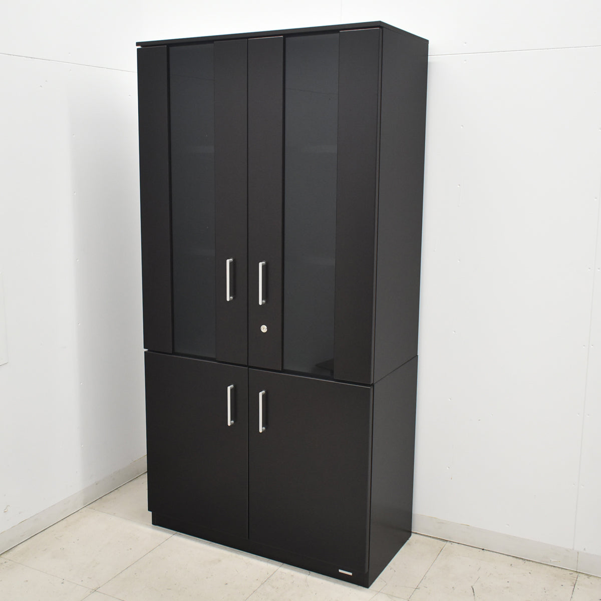 【中古】オカムラ　グレースライン　役員用書棚　ガラス扉　2024年製　全高1800　2026041603【中古オフィス家具】