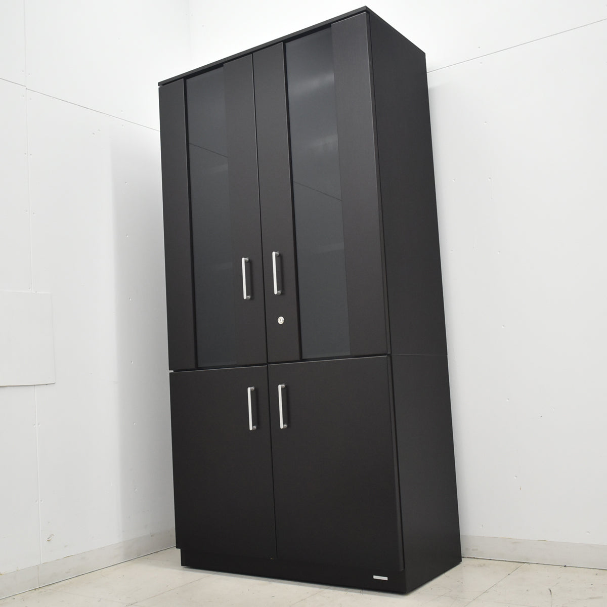 【中古】オカムラ　グレースライン　役員用書棚　ガラス扉　2024年製　全高1800　2026041604【中古オフィス家具】