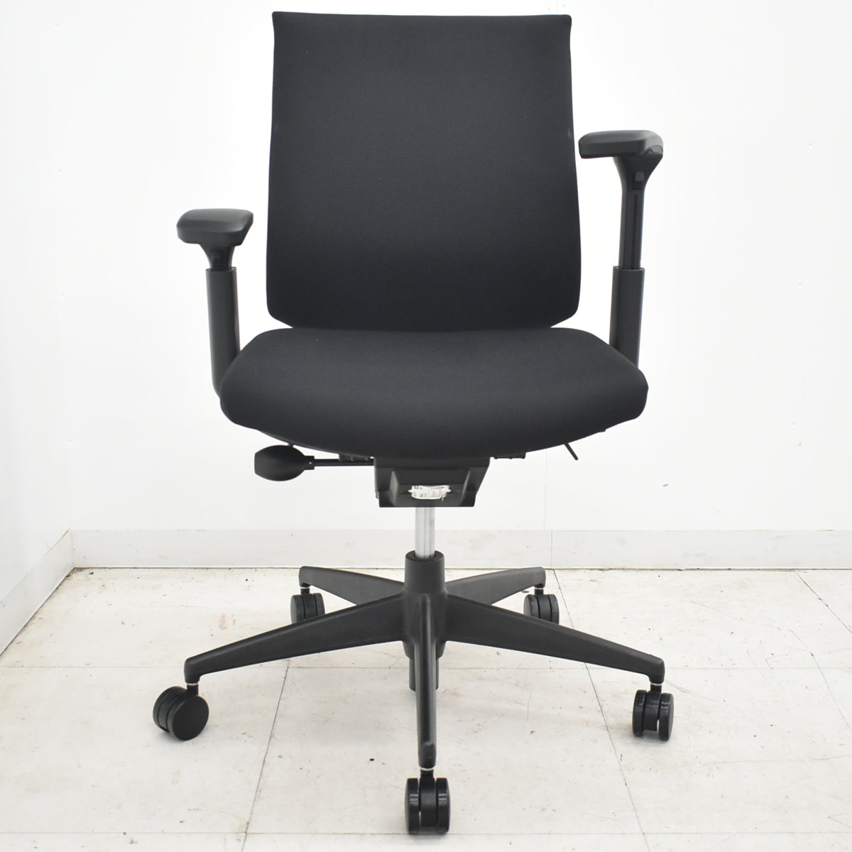 【中古】コクヨ　ウィザード３　可動肘　ランバーサポート　ローバック　ブラック　2026042001【中古オフィス家具】