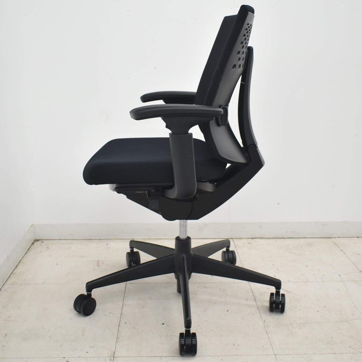 【中古】コクヨ　ウィザード３　可動肘　ランバーサポート　ローバック　ブラック　2026042001【中古オフィス家具】