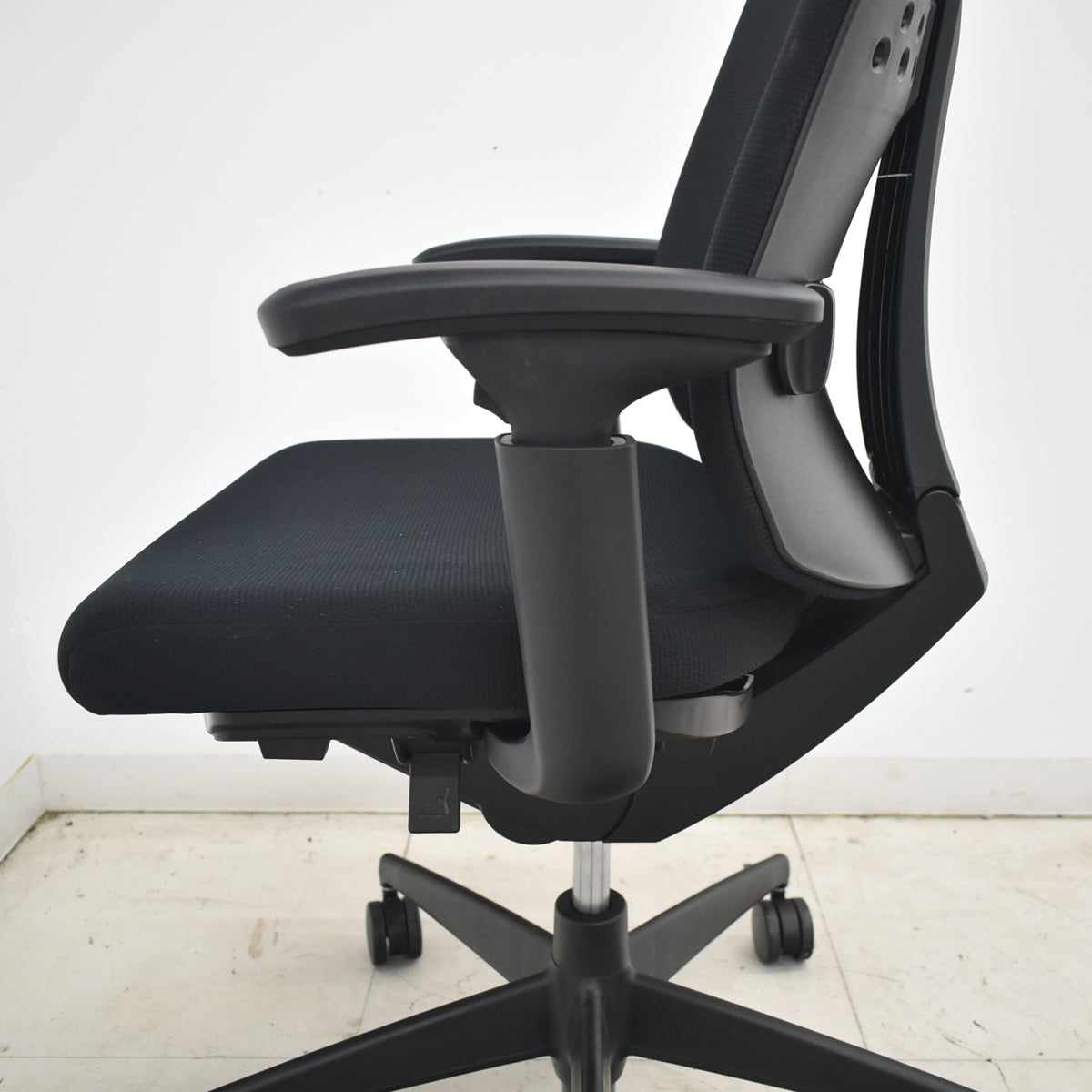 【中古】コクヨ　ウィザード３　可動肘　ランバーサポート　ローバック　ブラック　2026042001【中古オフィス家具】