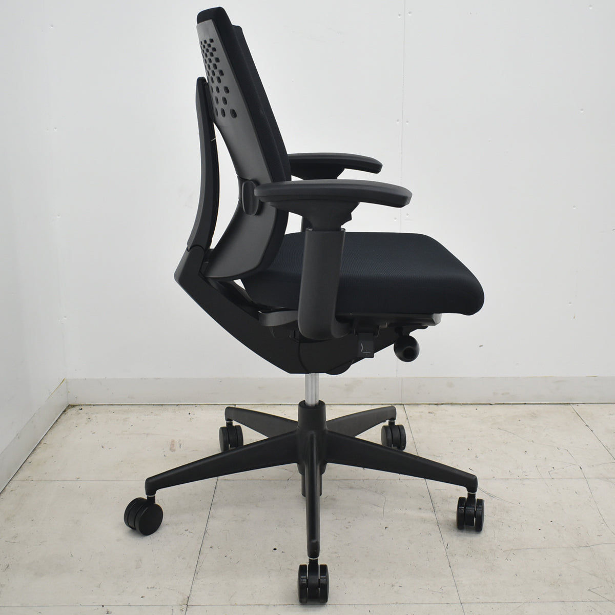 【中古】コクヨ　ウィザード３　可動肘　ランバーサポート　ローバック　ブラック　2026042001【中古オフィス家具】