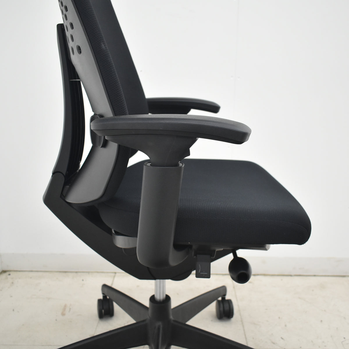 【中古】コクヨ　ウィザード３　可動肘　ランバーサポート　ローバック　ブラック　2026042001【中古オフィス家具】