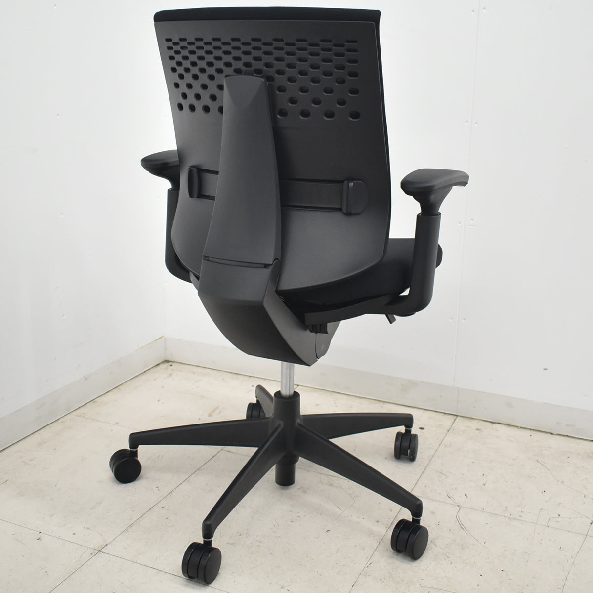 【中古】コクヨ　ウィザード３　可動肘　ランバーサポート　ローバック　ブラック　2026042001【中古オフィス家具】