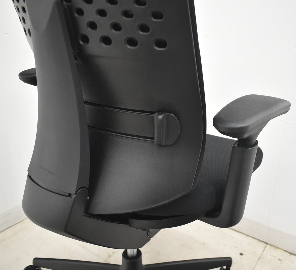 【中古】コクヨ　ウィザード３　可動肘　ランバーサポート　ローバック　ブラック　2026042001【中古オフィス家具】