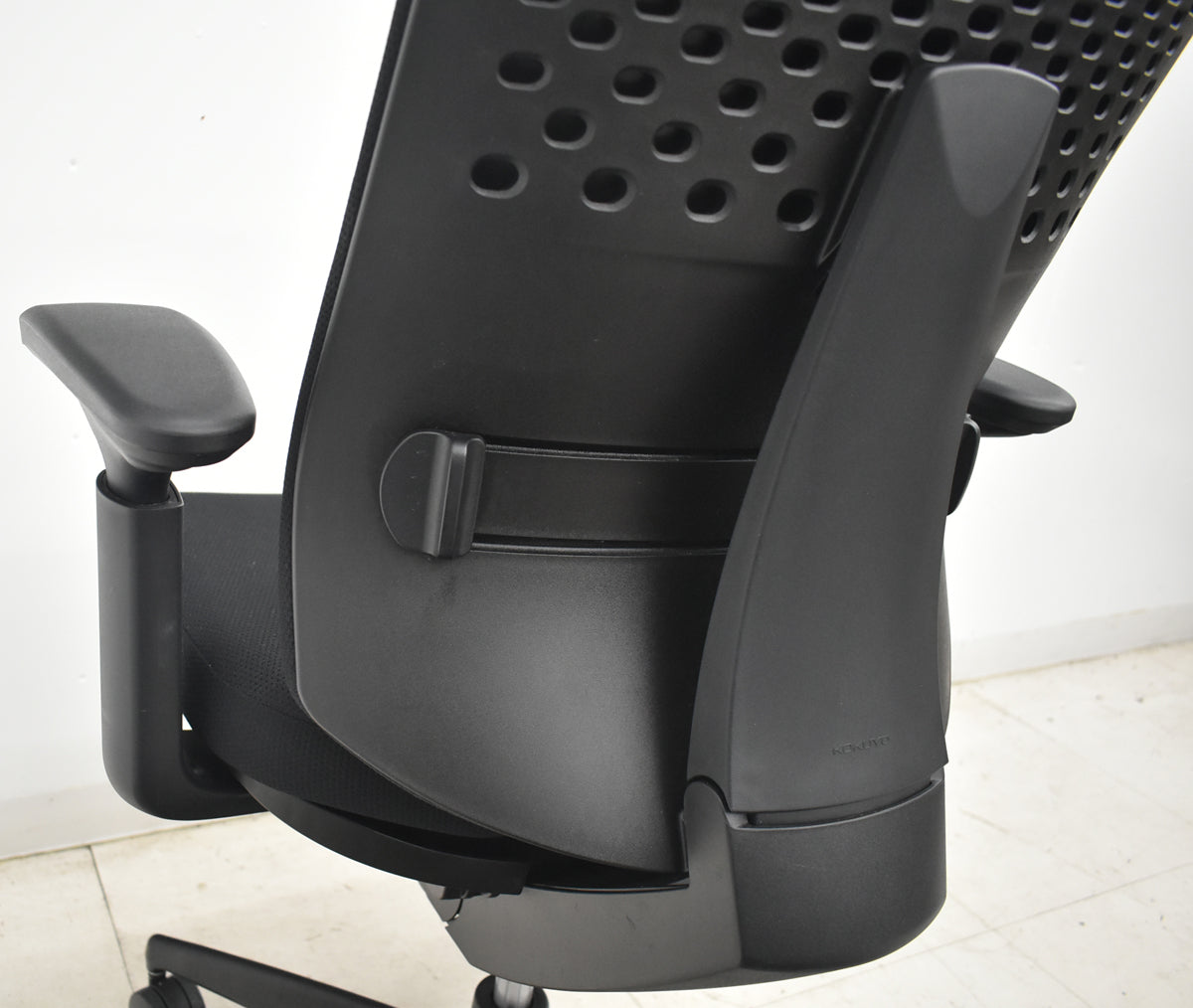 【中古】コクヨ　ウィザード３　可動肘　ランバーサポート　ローバック　ブラック　2026042001【中古オフィス家具】