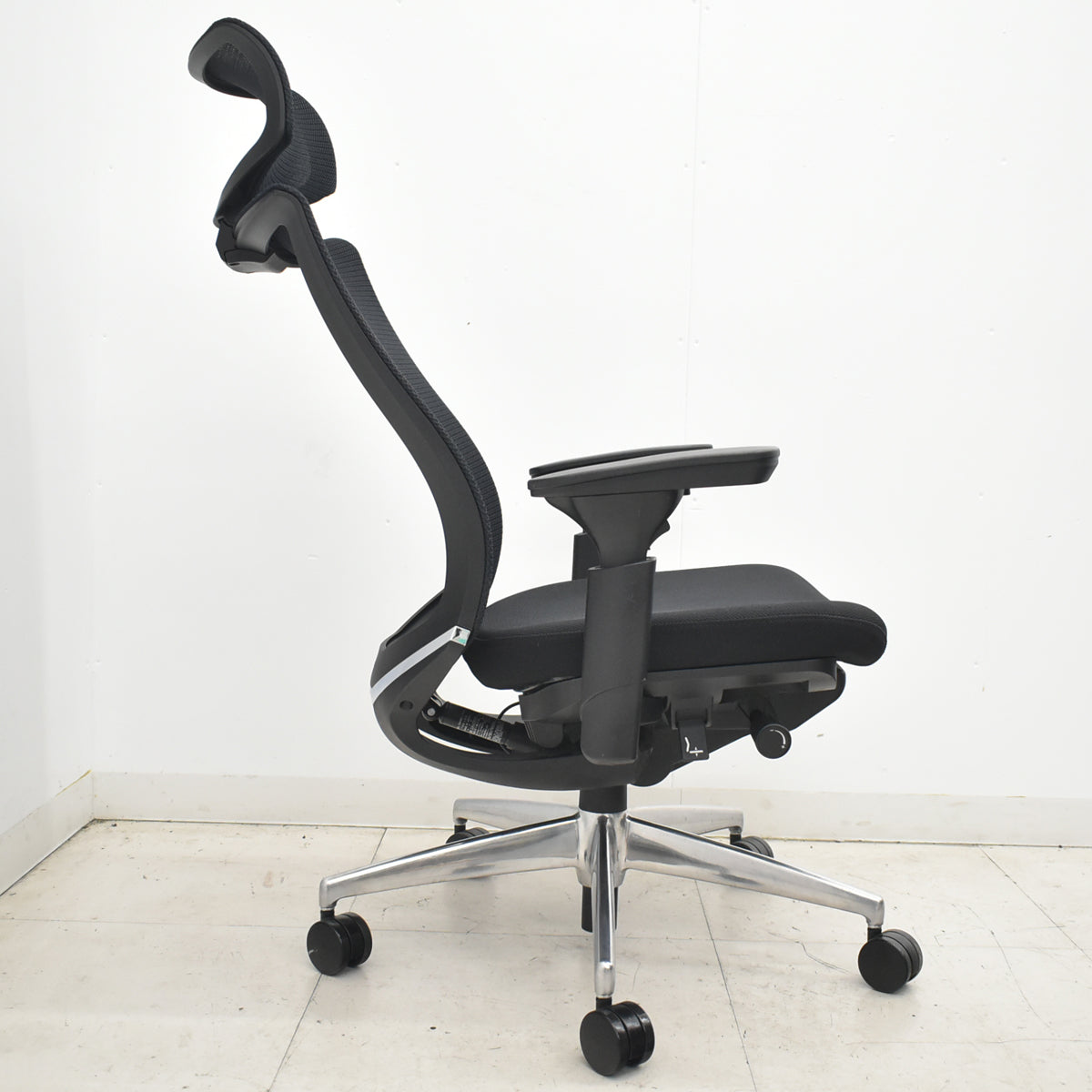 【中古】コクヨ　ベゼル　ヘッドレスト　可動肘　クランクスライドアーム　ポリッシュ　ブラック　2026042002【中古オフィス家具】