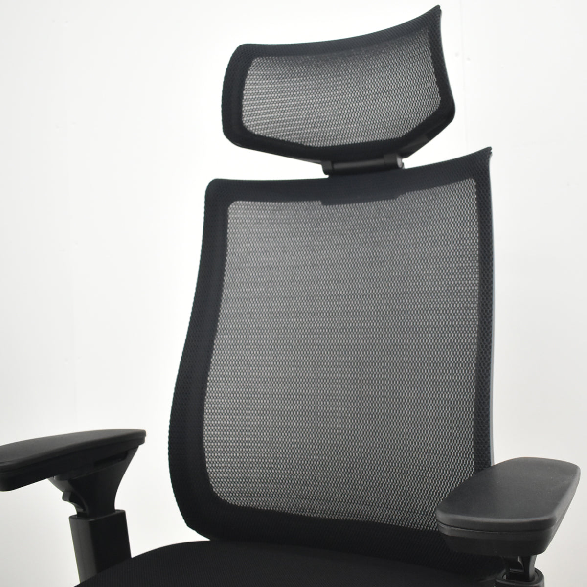 【中古】コクヨ　ベゼル　ヘッドレスト　可動肘　クランクスライドアーム　ポリッシュ　ブラック　2026042002【中古オフィス家具】