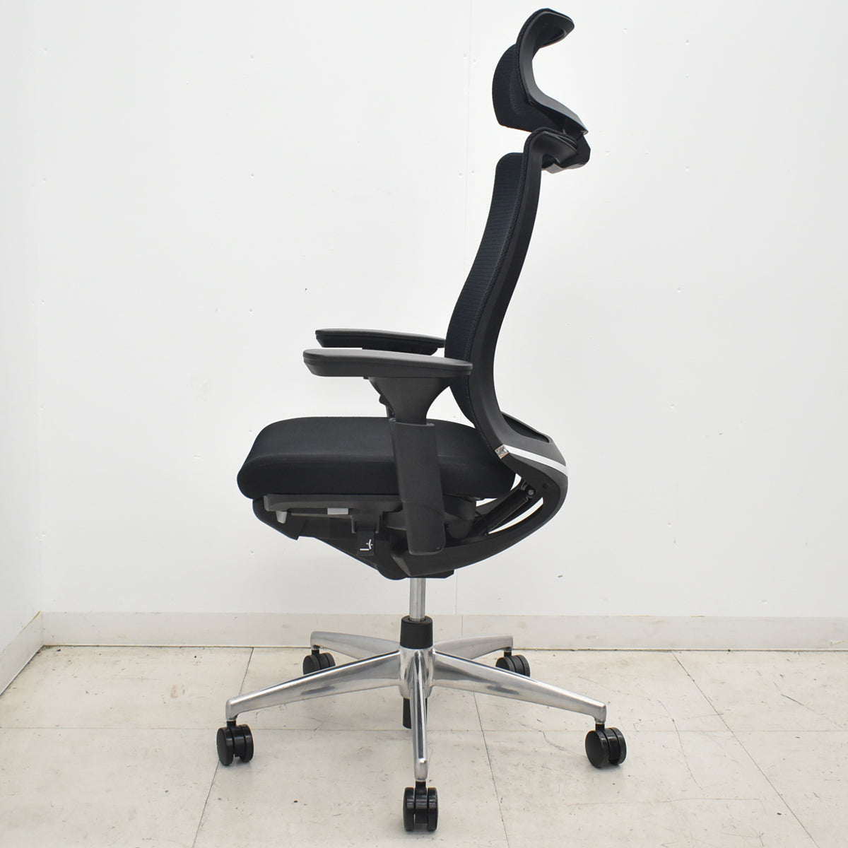 【中古】コクヨ　ベゼル　ヘッドレスト　可動肘　クランクスライドアーム　ポリッシュ　ブラック　2026042002【中古オフィス家具】