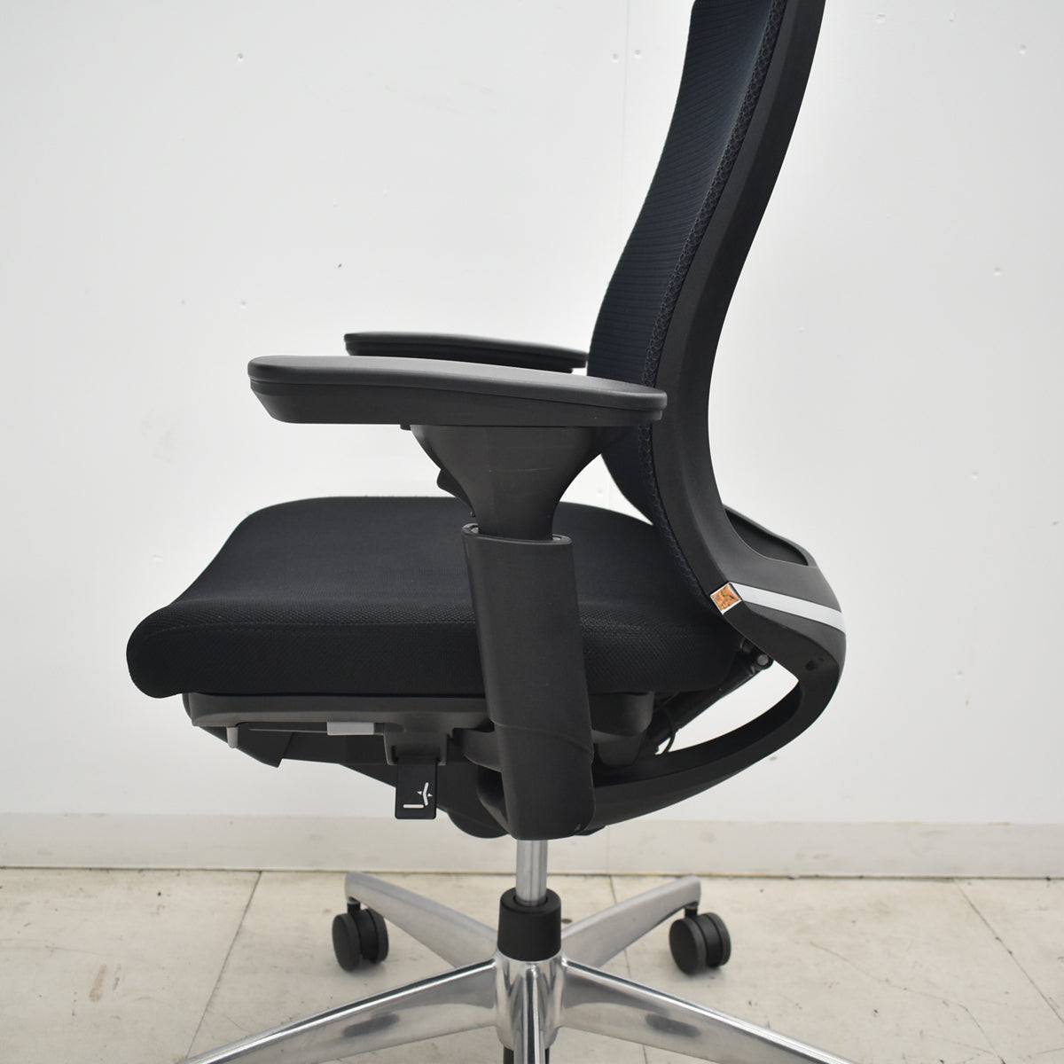 【中古】コクヨ　ベゼル　ヘッドレスト　可動肘　クランクスライドアーム　ポリッシュ　ブラック　2026042002【中古オフィス家具】