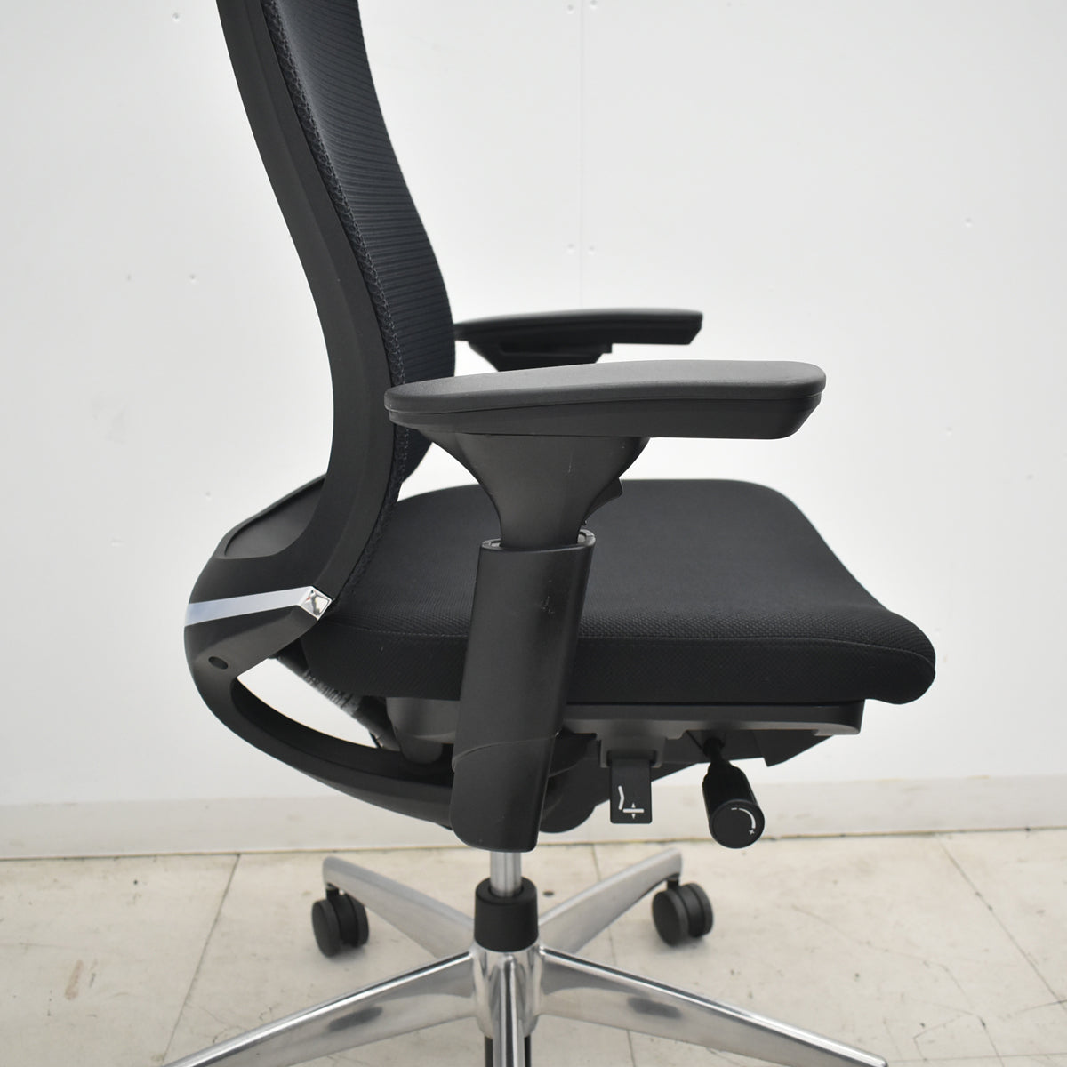 【中古】コクヨ　ベゼル　ヘッドレスト　可動肘　クランクスライドアーム　ポリッシュ　ブラック　2026042002【中古オフィス家具】