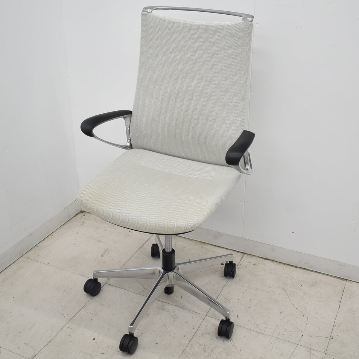 【中古】オカムラ　モードチェア　ハイバック　固定肘　ポリッシュ　アイボリー　2026042004【中古オフィス家具】