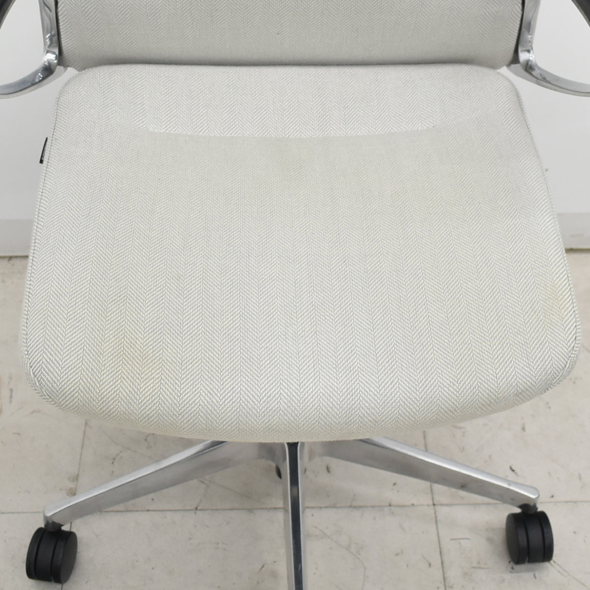 【中古】オカムラ　モードチェア　ハイバック　固定肘　ポリッシュ　アイボリー　2026042004【中古オフィス家具】