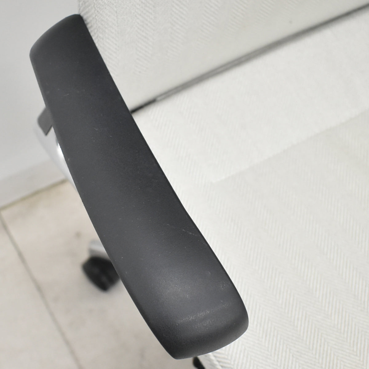 【中古】オカムラ　モードチェア　ハイバック　固定肘　ポリッシュ　アイボリー　2026042004【中古オフィス家具】