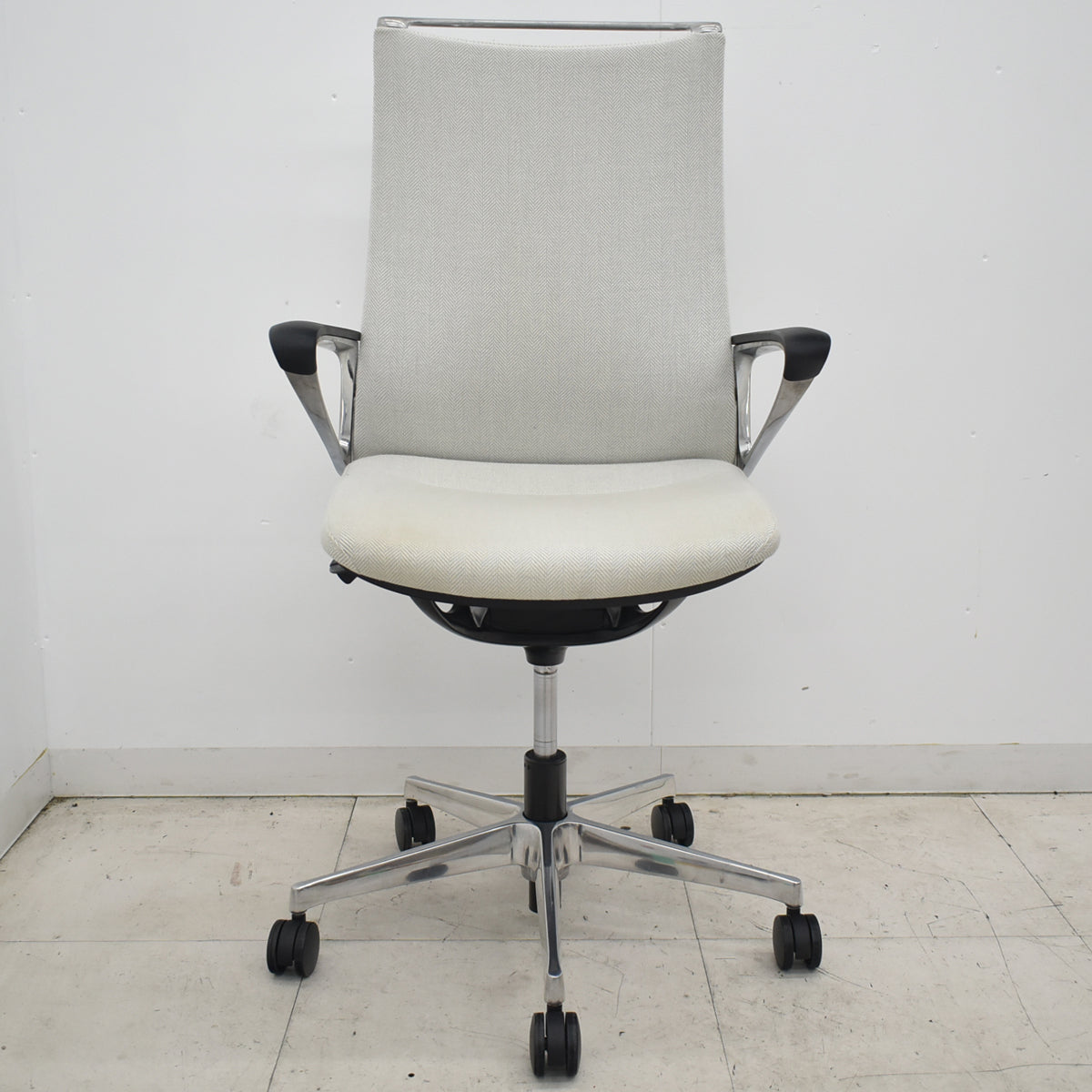 【中古】オカムラ　モードチェア　ハイバック　固定肘　ポリッシュ　アイボリー　2026042004【中古オフィス家具】