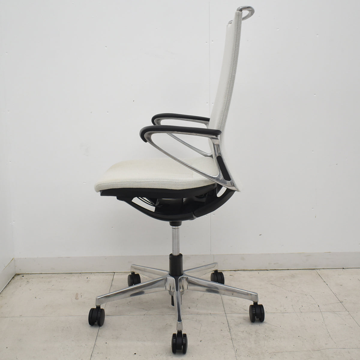 【中古】オカムラ　モードチェア　ハイバック　固定肘　ポリッシュ　アイボリー　2026042004【中古オフィス家具】