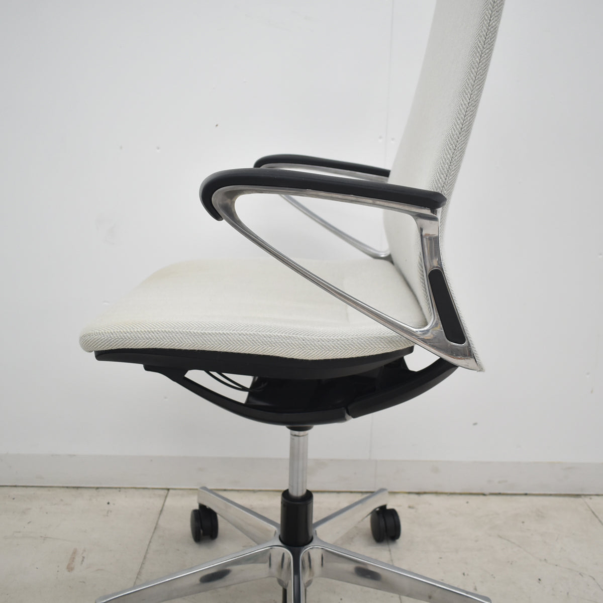 【中古】オカムラ　モードチェア　ハイバック　固定肘　ポリッシュ　アイボリー　2026042004【中古オフィス家具】