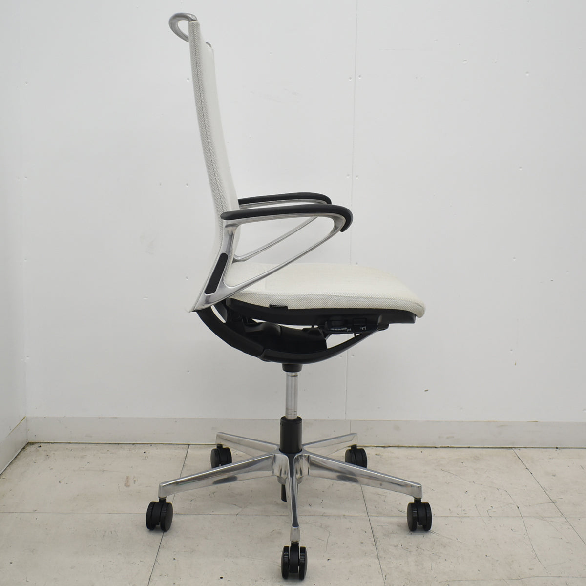【中古】オカムラ　モードチェア　ハイバック　固定肘　ポリッシュ　アイボリー　2026042004【中古オフィス家具】
