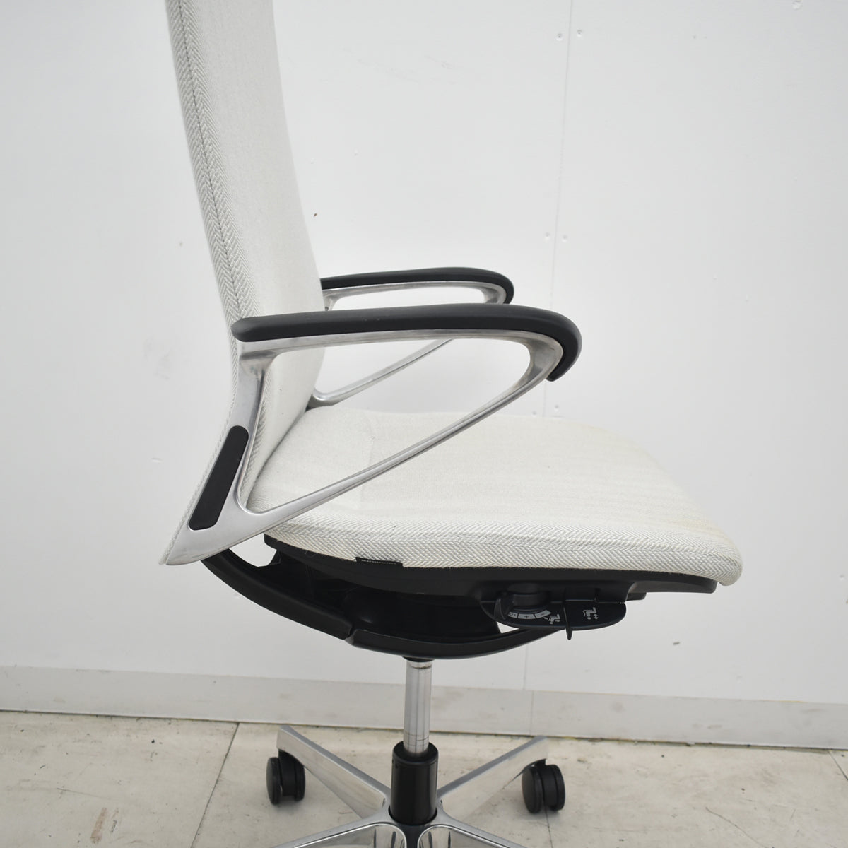 【中古】オカムラ　モードチェア　ハイバック　固定肘　ポリッシュ　アイボリー　2026042004【中古オフィス家具】
