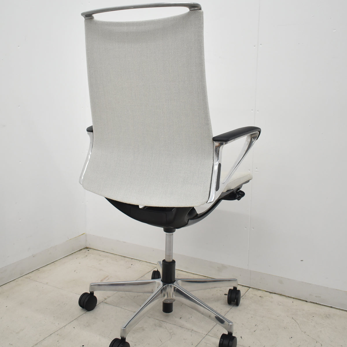 【中古】オカムラ　モードチェア　ハイバック　固定肘　ポリッシュ　アイボリー　2026042004【中古オフィス家具】