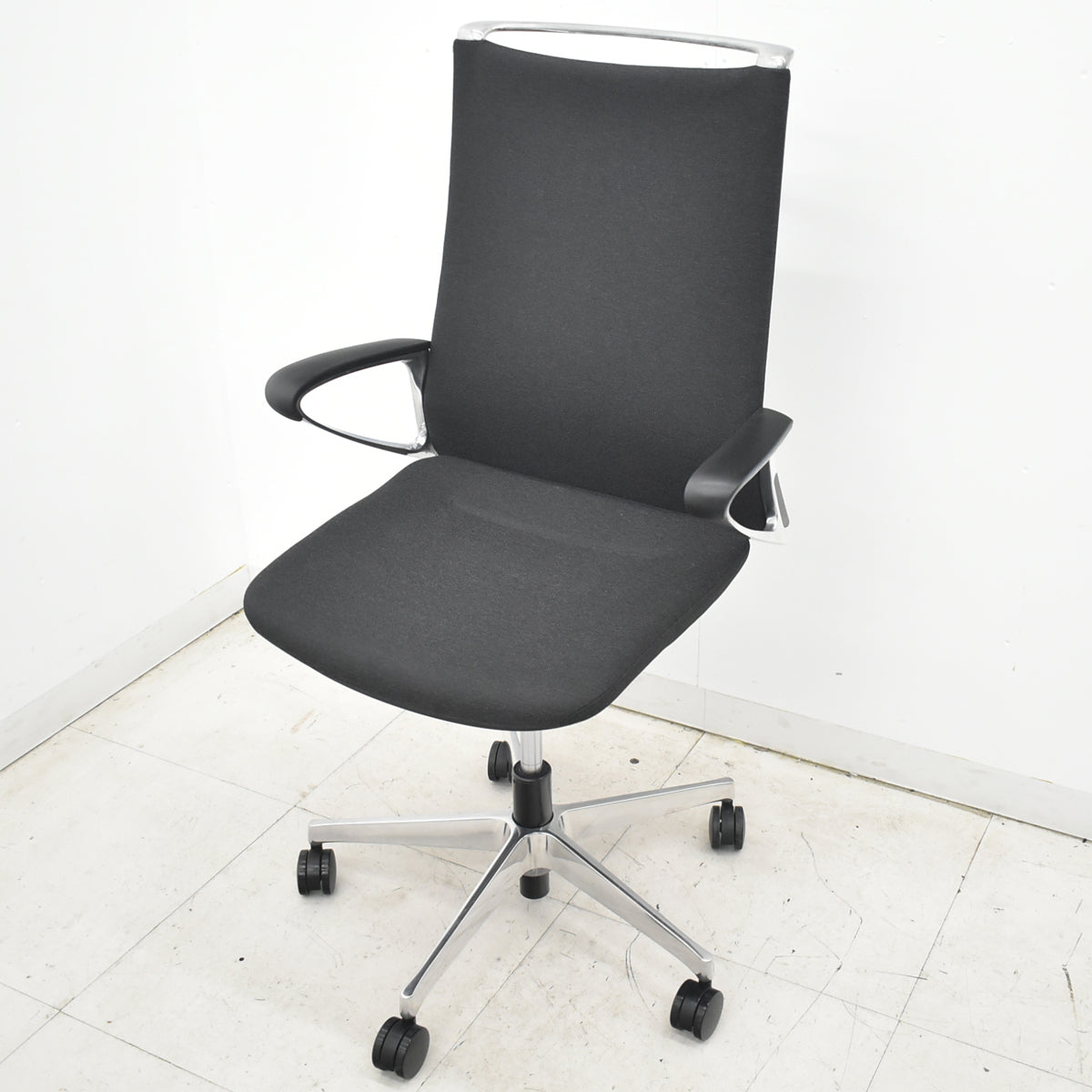 【中古】オカムラ　モードチェア　ハイバック　固定肘　ポリッシュ　ブラック　2026042005【中古オフィス家具】