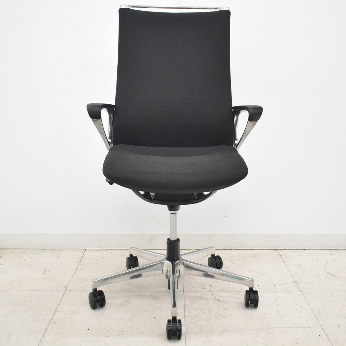 【中古】オカムラ　モードチェア　ハイバック　固定肘　ポリッシュ　ブラック　2026042005【中古オフィス家具】