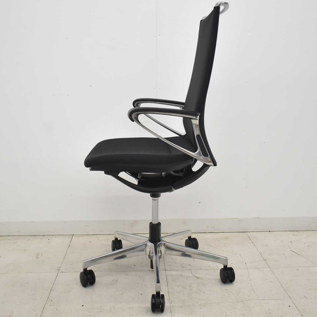 【中古】オカムラ　モードチェア　ハイバック　固定肘　ポリッシュ　ブラック　2026042005【中古オフィス家具】