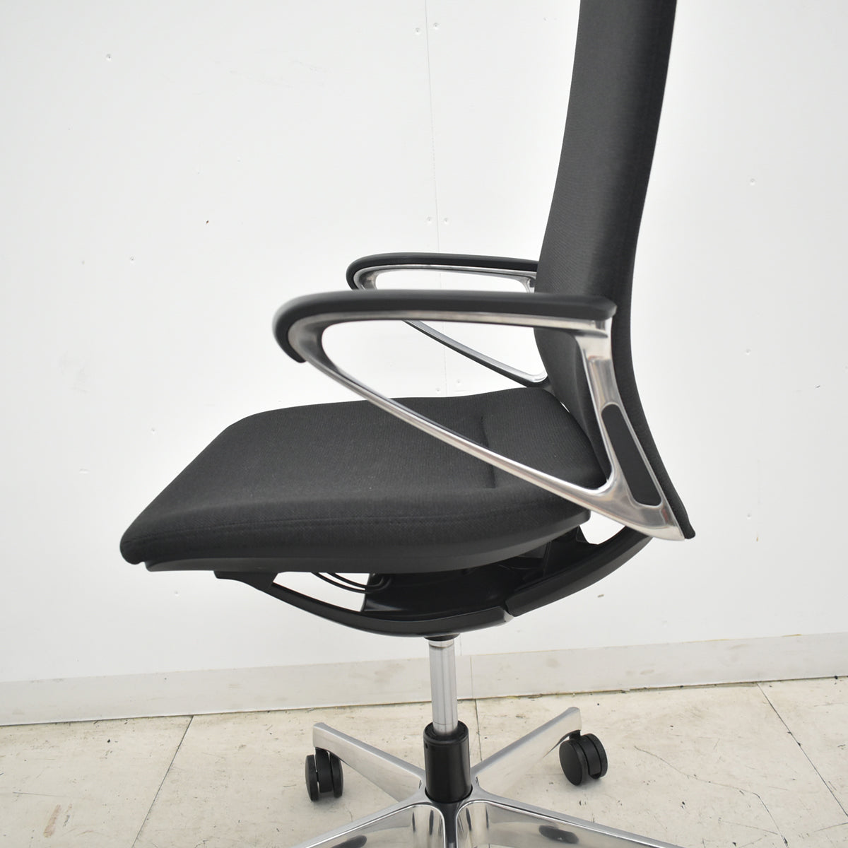 【中古】オカムラ　モードチェア　ハイバック　固定肘　ポリッシュ　ブラック　2026042005【中古オフィス家具】