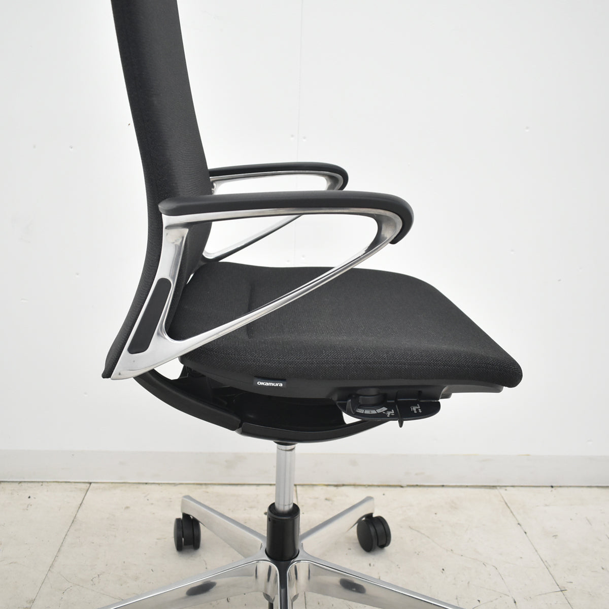 【中古】オカムラ　モードチェア　ハイバック　固定肘　ポリッシュ　ブラック　2026042005【中古オフィス家具】